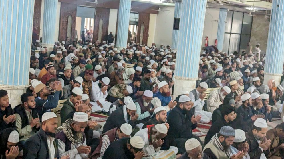 খালেদা জিয়ার রুহের মাগফিরাত কামনায় বায়তুল মোকাররমে বিশেষ দোয়া