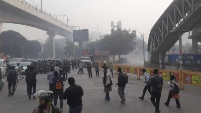 পুলিশ ও মোবাইল ফোন ব্যবসায়ীদের সংঘর্ষে রণক্ষেত্র কারওয়ান বাজার