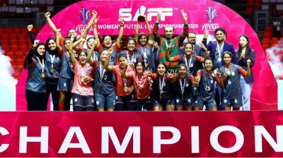 দেশে ফিরছে সাফজয়ী নারী ফুটবল দল, ছাদখোলা বাসে সংবর্ধনা