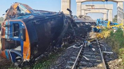 থাইল্যান্ডে চলন্ত ট্রেনে ক্রেন পড়ে নিহত ২২