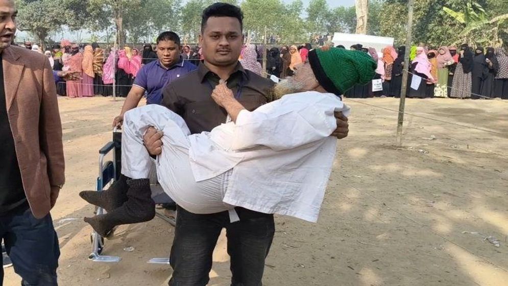 নাতির কোলে চড়ে ভোট দিলেন দাদা
