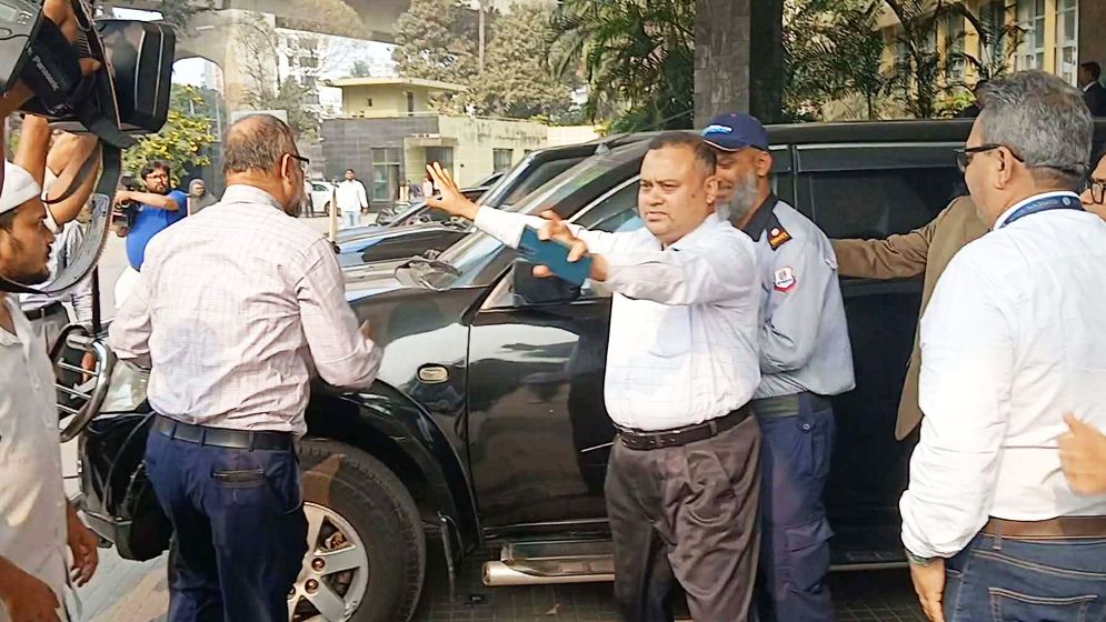 কর্মকর্তাদের তাড়া খেয়ে গভর্নরের উপদেষ্টা আহসানের প্রস্থান