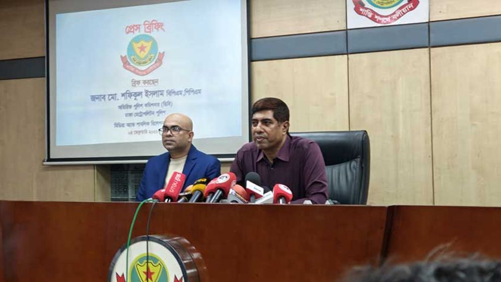 আটকের ২৩ ঘণ্টা পর বঙ্গভবনের কর্মকর্তাকে গ্রেপ্তারের কথা জানিয়েছে ডিবি