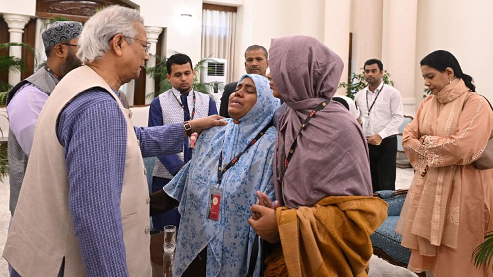 হাদির পরিবারকে ফ্ল্যাটের চাবি-দলিল হস্তান্তর করেছেন প্রধান উপদেষ্টা