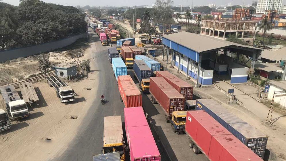 বন্দরে অচলাবস্থা, টানা কর্মবিরতিতে শ্রমিকরা