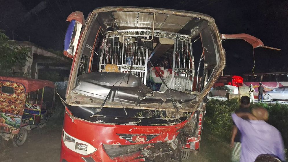 সড়কে দুই ট্রাক-বাসের ত্রিমুখী সংঘর্ষ, হতাহত ১৫