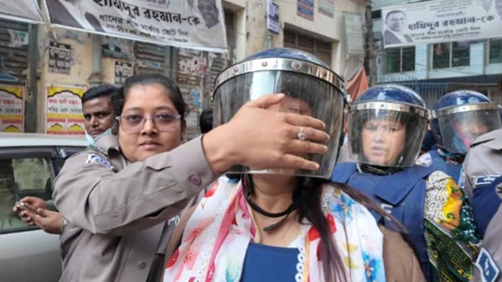 কথা বলতে চাইলেন তুহিন, মুখ আটকাল পুলিশ