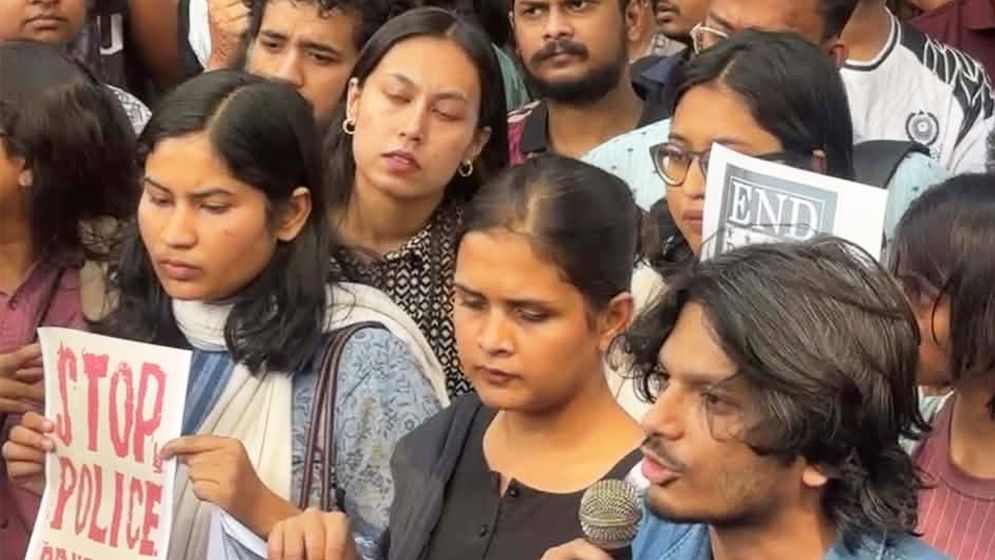 ডিসি মাসুদের বিরুদ্ধে পদক্ষেপের দাবিতে শাহবাগ থানা ঘেরাও
