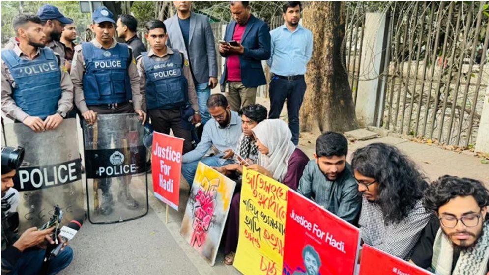 ওসমান হাদি হত্যার বিচারের দাবিতে প্রধান উপদেষ্টার বাসভবনের সামনে অবস্থান 