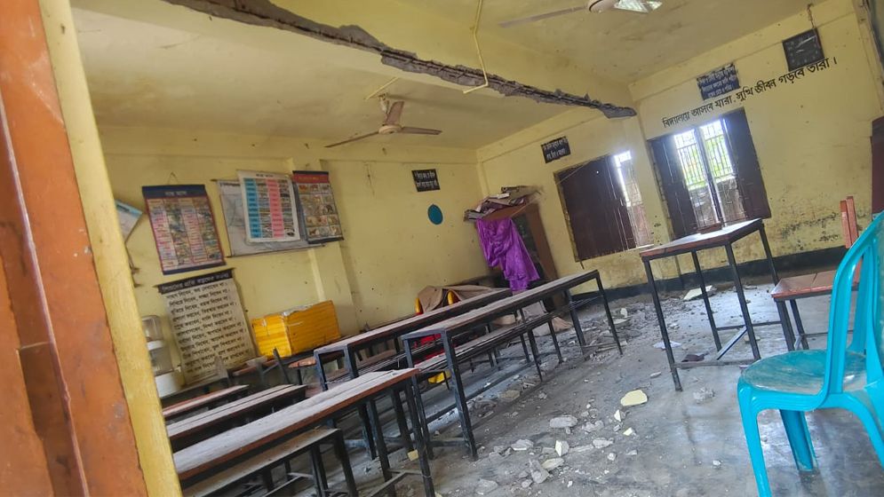 তিন দশক ধরে চলছে ঝুঁকিপূর্ণ স্কুল ভবনে শিক্ষা কার্যক্রম