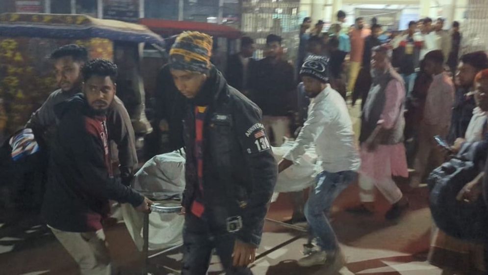 দাঁড়িয়ে থাকা ট্রলিকে ধাক্কা, মোটরসাইকেল আরোহী ৩ বন্ধুর মৃত্যু