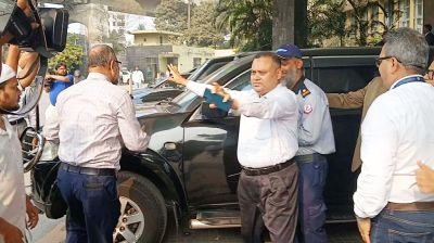কর্মকর্তাদের তাড়া খেয়ে গভর্নরের উপদেষ্টা আহসানের প্রস্থান
