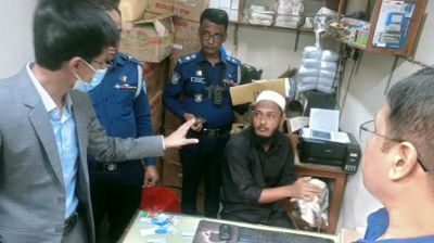 ভোটের সিলসহ ব্যবসায়ী গ্রেফতার