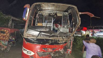 সড়কে দুই ট্রাক-বাসের ত্রিমুখী সংঘর্ষ, হতাহত ১৫