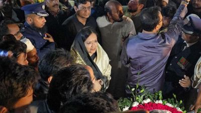 শহীদ মিনারে বাধার মুখে রুমিন ফারহানা, ফিরে গেলেন ফুল না দিয়েই