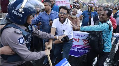  যমুনার সামনে রণক্ষেত্র, আন্দোলনকারীদের হটিয়ে দিল পুলিশ