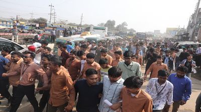 বগুড়ায় মহাসড়ক অবরোধ করে পলিটেকনিক শিক্ষার্থীদের বিক্ষোভ