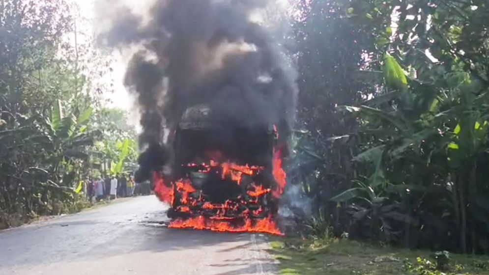 যাত্রীবাহী চলন্ত বাসে আগুন