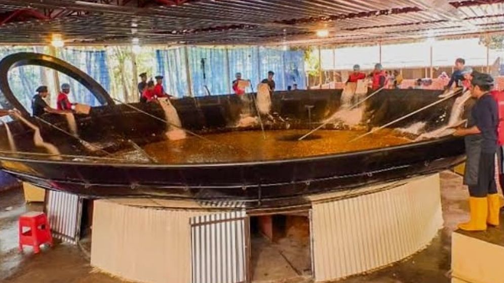 লাখো মানুষের জন্য রান্নার উপযোগী কড়াই উদ্বোধন করলেন মন্ত্রী