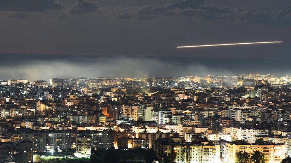 ইরান-হিজবুল্লাহর একযোগে হামলায় ইসরায়েলের শতাধিক শহরে সাইরেন