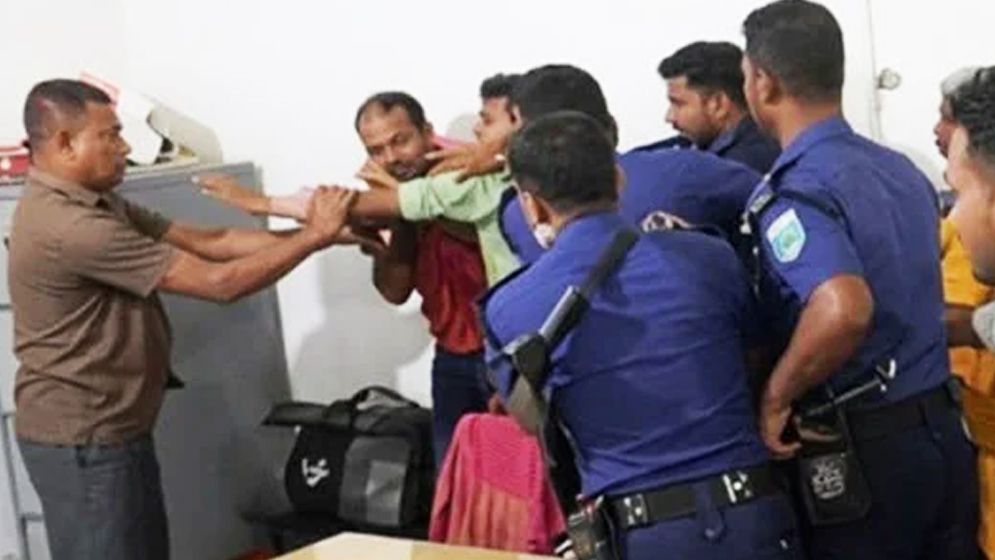থানায় ঢুকে ওসিসহ ৮ পুলিশকে মারধর, জামায়াত নেতা গ্রেপ্তার