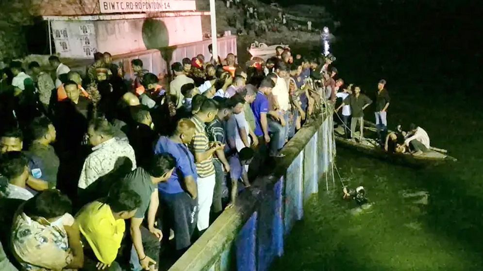 দৌলতদিয়ায় বাস ডুবি: ২ নারীর মৃত্যু, ৮ জন উদ্ধার, পানির নিচে ৩৩