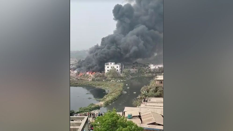 পরিত্যক্ত প্লাস্টিকের গোডাউনে আগুন, নিয়ন্ত্রণে ৪ ইউনিট 