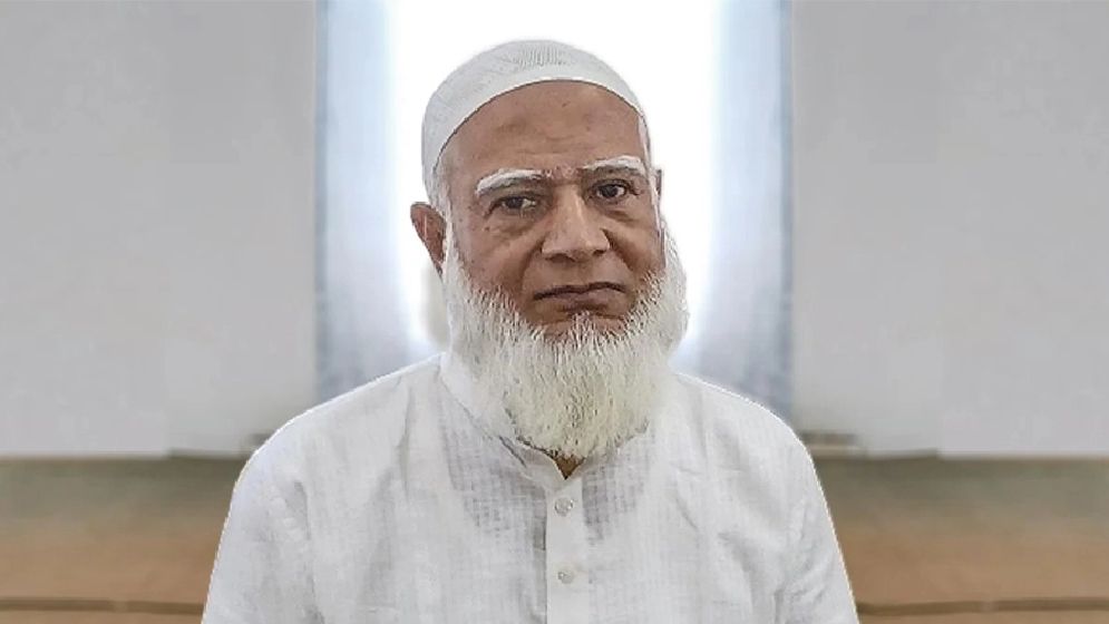 ওমরাহ পালন শেষে দেশে ফিরেছেন ডা. শফিকুর