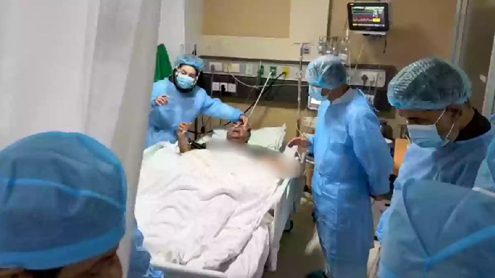 মির্জা আব্বাসকে দেখতে হাসপাতালে প্রধানমন্ত্রী