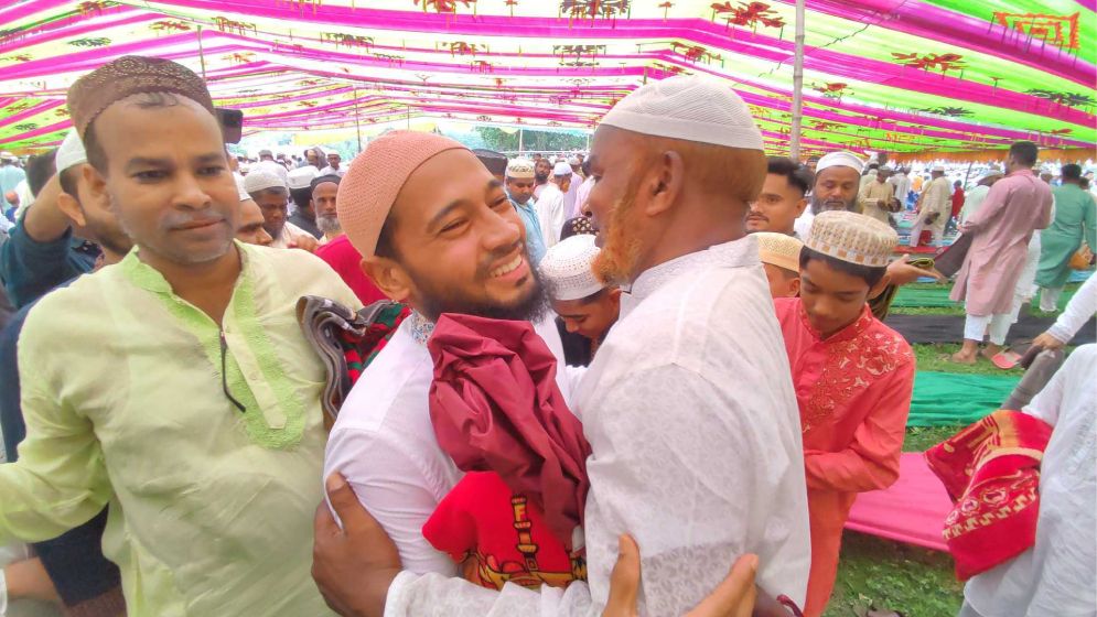 বগুড়ায় পরিবারের সঙ্গে ঈদ উদযাপন মুশফিকের 