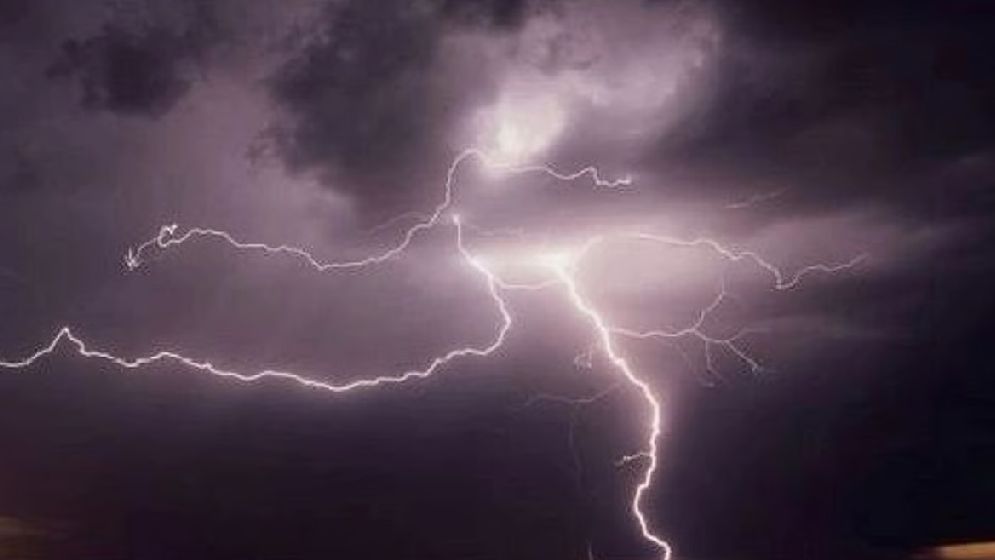 বজ্রপাতে প্রাণ গেল দুইজনের