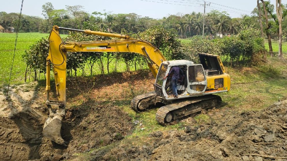 খাল ও ফসলি জমি কেটে সড়ক নির্মাণ, ধসের আশঙ্কা