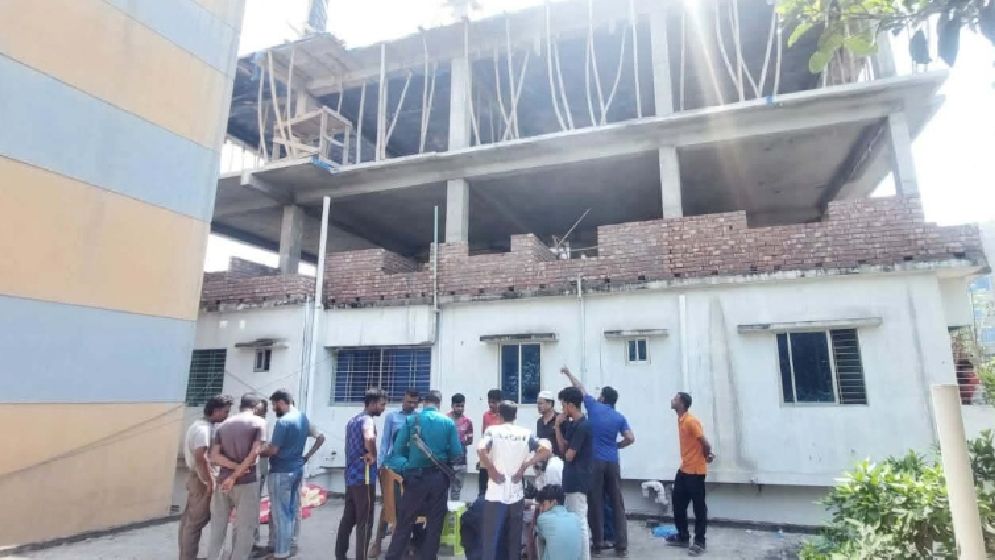 ভবনের ছাদ থেকে পড়ে শ্রমিকের মৃত্যু