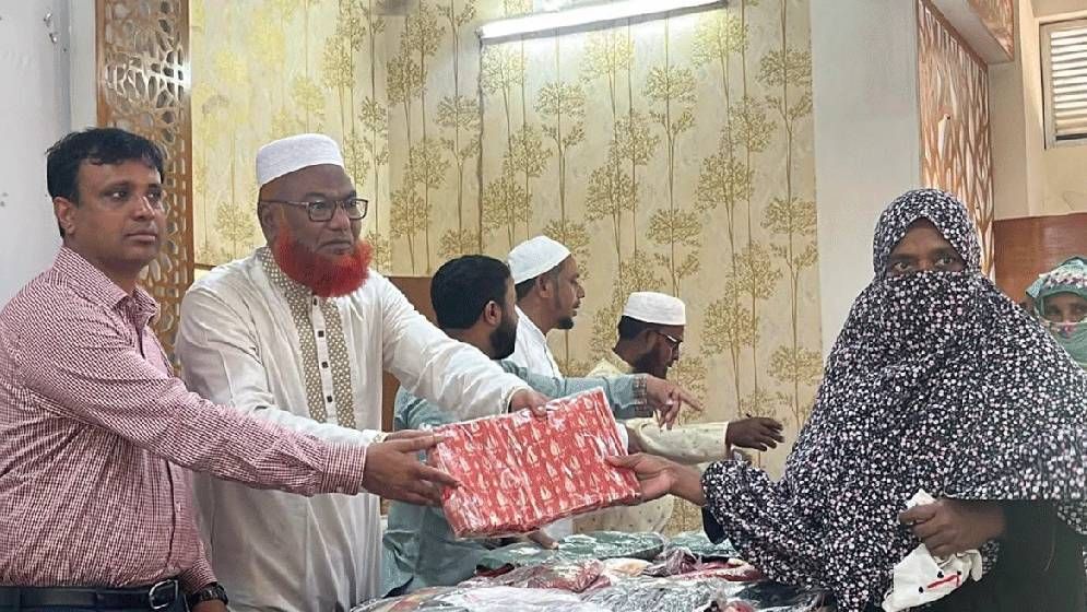 মেহেরপুরে প্রধানমন্ত্রীর ত্রাণ ভাণ্ডারের শাড়ি পেলেন সুবিধাবঞ্চিতরা