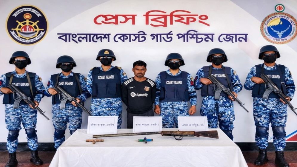 অস্ত্রসহ ‘ছোট সুমন’ বাহিনীর সদস্য আটক