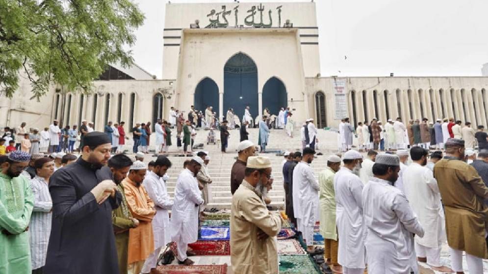বায়তুল মোকাররমে ঈদের প্রথম জামাত অনুষ্ঠিত