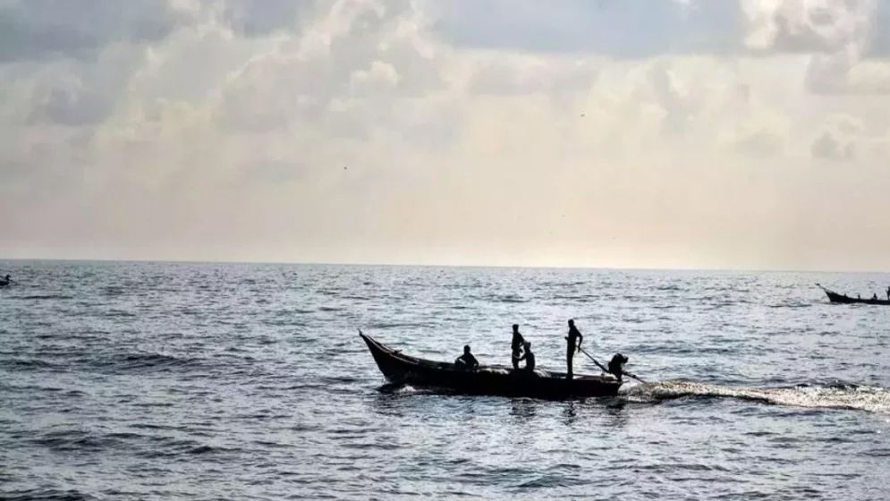 সাগরে দুই ঘণ্টা সাঁতরে বাবার মরদেহ তীরে আনলেন দুই ছেলে
