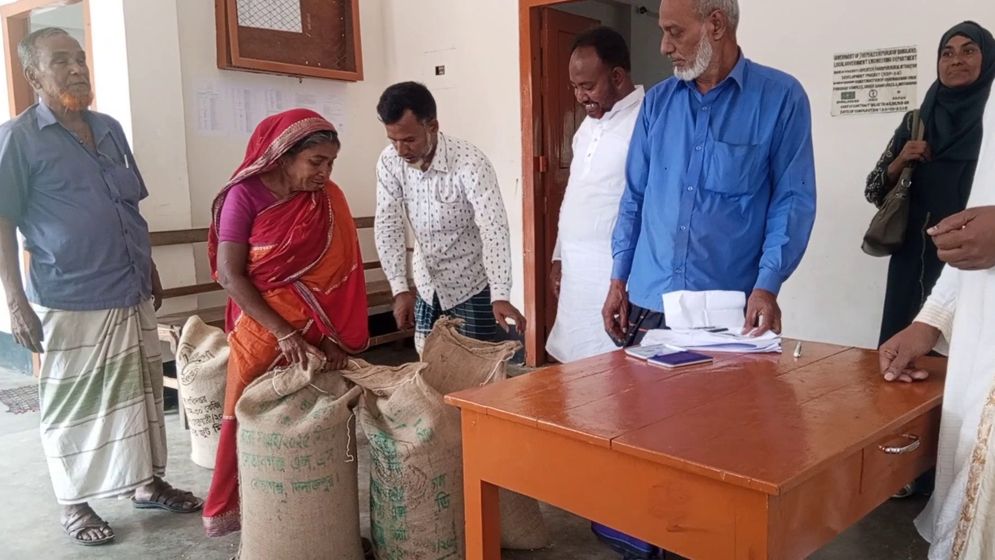 চাল বরাদ্দ ১৬০ কেজি  হাতে পেয়েছে ৬০ কেজি 
