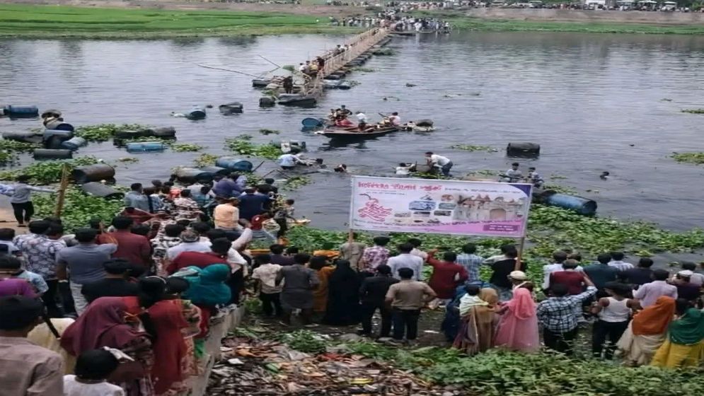 দেওয়ানগঞ্জে সেতু ভেঙে নদে শতাধিক মানুষ, ৪ শিশুর মৃত্যু