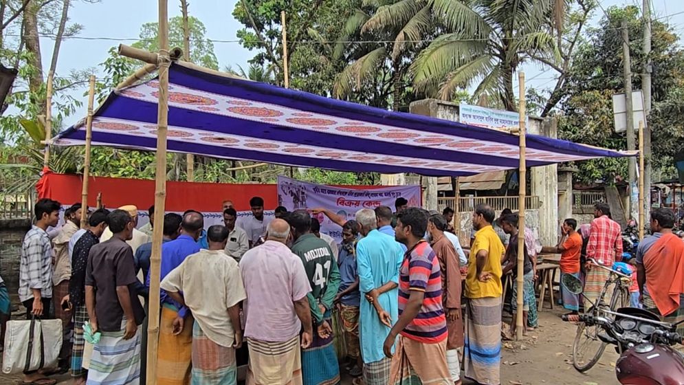 লালমনিরহাটে স্বল্পমূল্যে খাদ্যপণ্য বিক্রি শুরু