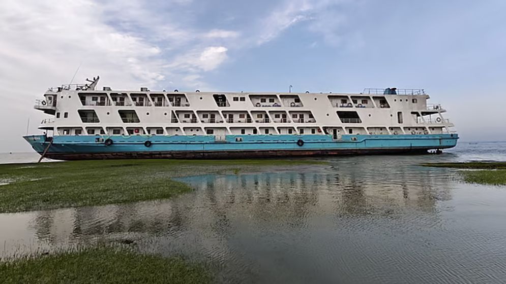 ঝড়ের কবলে নিয়ন্ত্রণ হারিয়ে ডুবোচরে আটকা লঞ্চ