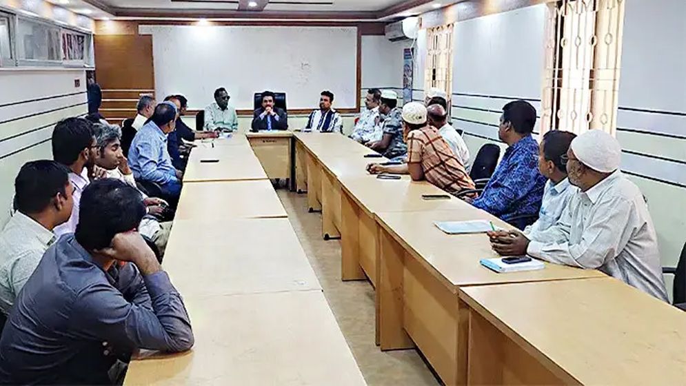 ঈশ্বরদীতে বিএনপি-জামায়াত নেতাদের ভিজিএফ কার্ড ভাগাভাগি