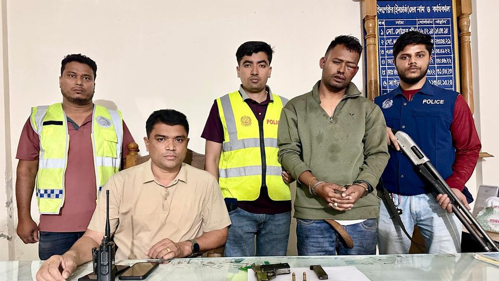 সোনারগাঁওয়ে পিস্তল ও গুলিসহ যুবক গ্রেপ্তার