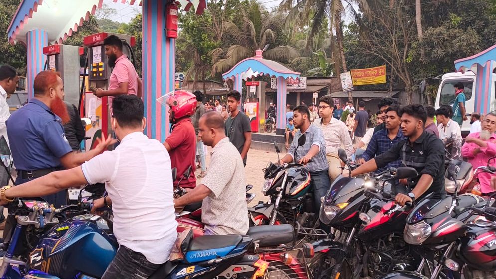 তেল সঙ্কট আতঙ্কে সদরপুর ফিলিং স্টেশনে ভিড় 