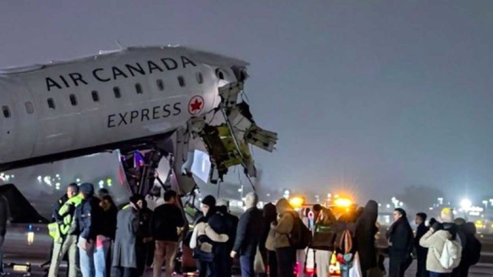 নিউইয়র্কে বিমানবন্দরের রানওয়েতে প্লেন ও গাড়ির সংঘর্ষ  