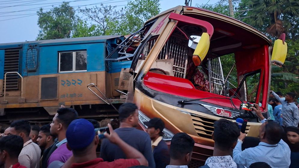 পাঁচ ঘণ্টা পর চট্টগ্রামের সঙ্গে সারাদেশের রেল যোগাযোগ স্বাভাবিক  