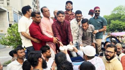 বঙ্গবন্ধুর জন্মদিনে খাবার বিতরণ করেছেন সাবেক ছাত্রলীগ নেতারা