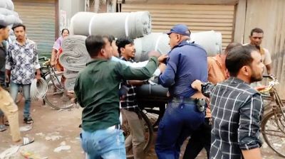 নারায়ণগঞ্জে পুলিশকে মারধরের অভিযোগে আটক ২