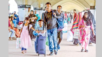 নাড়ির টানে ঘরমুখো মানুষ, স্টেশনে ভিড় 