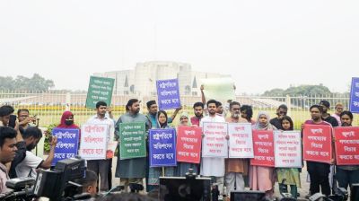 ৩ দাবিতে সংসদ ভবনের সামনে এনসিপি